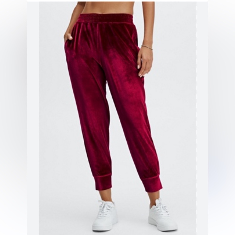 Fabletics Luxe Velour Jogger Red Size‎ M (780)
